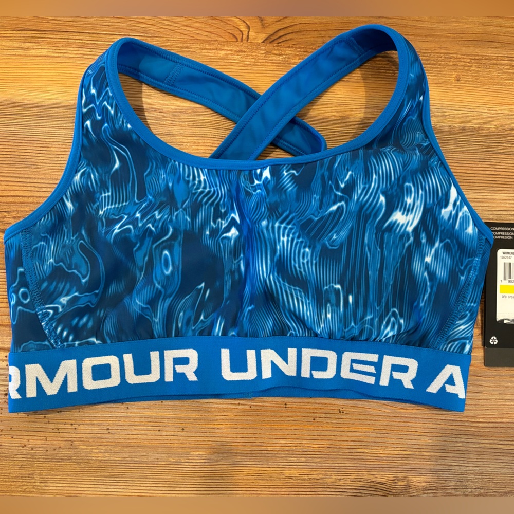 New with tags Under Armour sport cross back sport bra mid impact size M